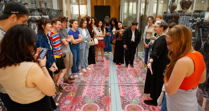 eurekaweek2025_museumtour depot boijmans_vloer_kunst_studenten_20.8.2025_daan stam