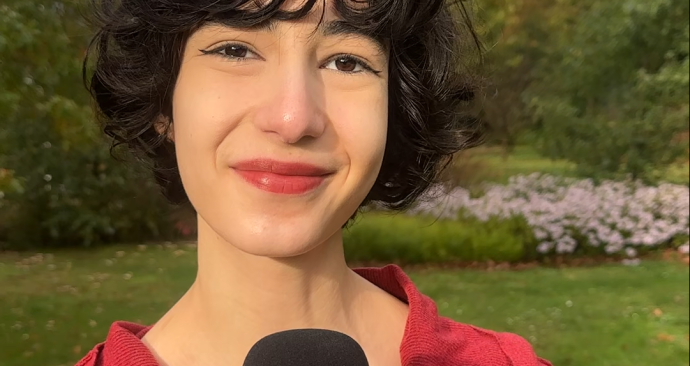 Verslaggever Defne presenteert de newsflash van 20 oktober 2025