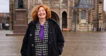 ellen van schoten_closeup_boek_stadhuis delft_kerk_kerstserie_25.11.2025_pien duthmann