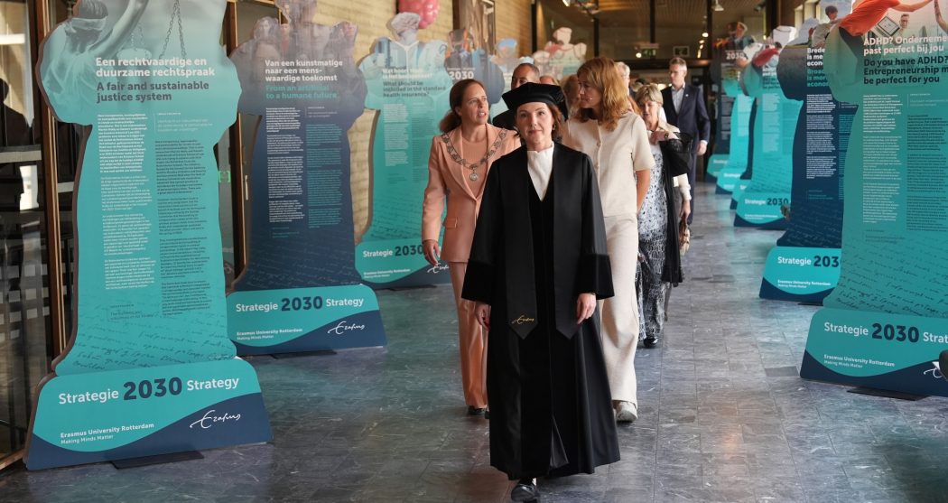 Cortège tijdens Opening Academisch Jaar 2025 met achter de padel burgemeester Carola Schouten naast haar hoogleraar en bestuursvoorzitter Annelien Bredenoord_door Arie Kers